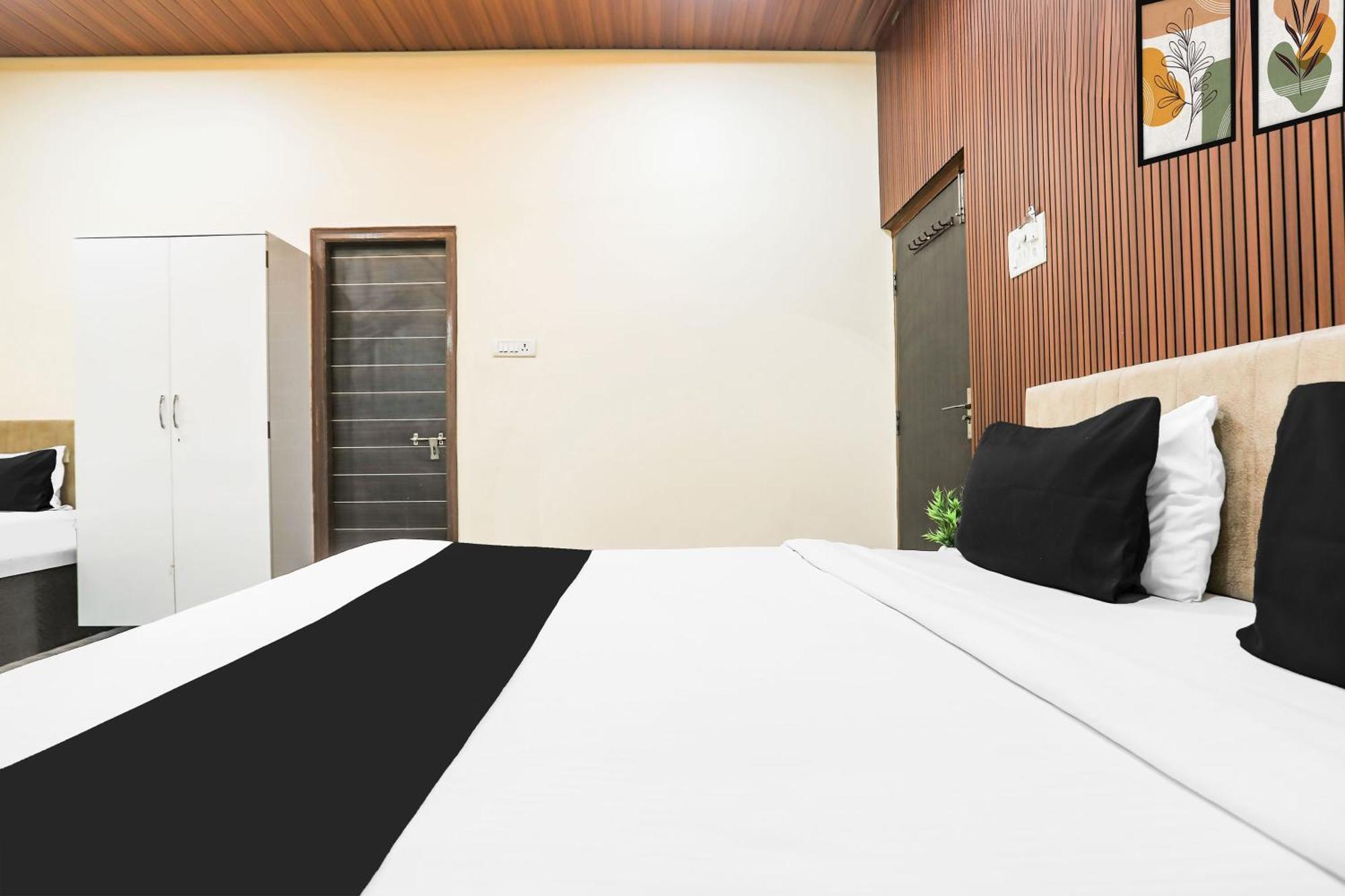 Hotel Super Collection O Jagannath Mandir Road Formerly Paradise Residency 3*